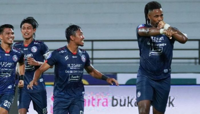 Kalahkan Persipura, Arema FC Kembali ke Puncak Klasemen