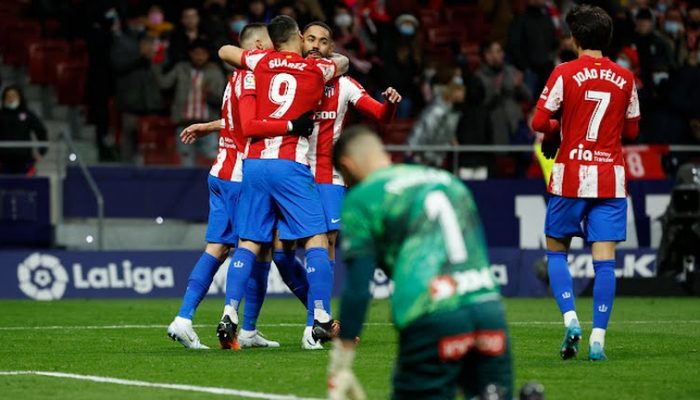 Luis Suarez Ngamuk, Los Rojiblancos Bantai Deportivo Alaves 4-1