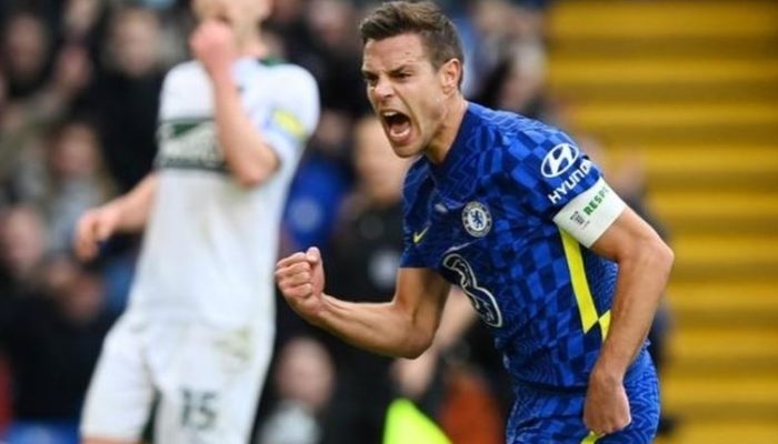 Cesar Azpilicueta Bertahan di Chelsea, Barcelona Gigit Jari